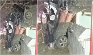 Maşina pusă vertical de o şoferiţă, pe gardul unei case