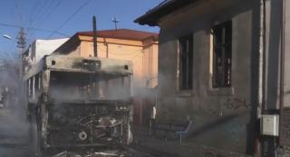 Rămăşiţele carbonizate ale autobuzului care a luat foc la Craiova