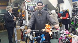 Alin Bălan și bicicleta primită cadou