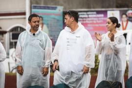 Sorin Bontea și Răzvan Fodor, îmbrăcaţi în pelerine de ploaie, în comeptiţia Asia Express