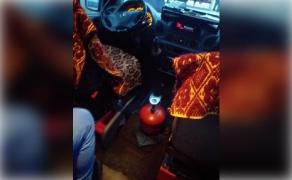 Butelia aprinsă a fost aşezată între scaunul şoferului şi cel al pasagerului din dreapta