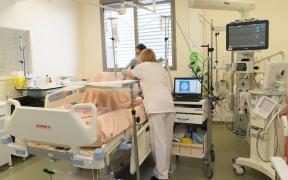 Femeie în comă într-un salon de spital, la terapie intensivă
