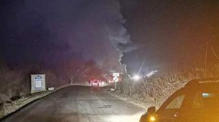Un autotren care transporta lemne a luat foc