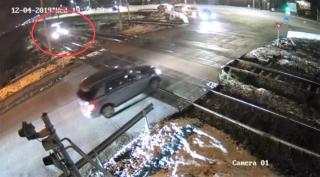 Momentul în care un şofer trece calea ferată în timp ce vorbeşte la telefon şi vine trenul, la Jucu