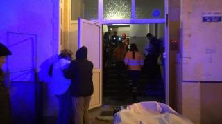 Salvatorii la blocul unde un copil și bunicul au căzut de pe scară, în gol