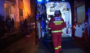 A murit copilul de 3 ani care a căzut în gol, cu bunicul său, de pe scara unui bloc din Bistriţa