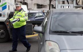 Un tânăr şofer din Suceava nu a mai avut răbdare şi s-a urcat la volan