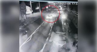 Momentul în care bătrânul este lovit de maşină în Lăpuşel