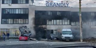 O maşină a fost aruncată peste o alta de suflul exploziei