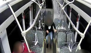 Autobuz din Constanţa, atacat cu pietre de mai mulţi tineri teribilişti