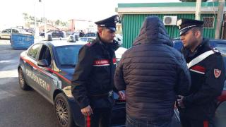 Un interlop român din Milano care a bătut 2 carabinieri, reţinut şi eliberat inexplicabil după 12 ore