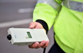 Tânăr beat şi fără permis, accident cu maşină furată în Caransebeş