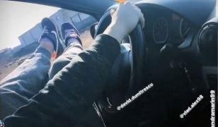 Şofer filmat în timp ce conducea cu picioarele pe geam, în aglomeraţia de pe DN 1