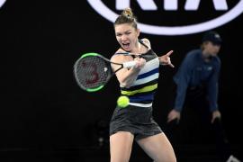 Simona Halep într-un meci, pe terenul de tenis
