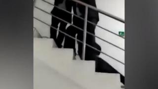 Fată evacuată dintr-un mall