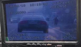 Depăşire cu viteză ameţitoare, în mijlocul comunei