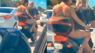 Nici ea nici bărbatul care conduce vehiculul nu par deranjaţi de situaţie