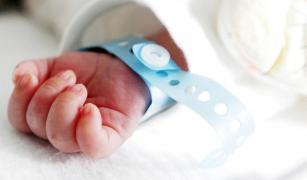 O mamă din Roman şi-a găsit bebeluşul mort în pătuţ. Medicii au făcut o descoperire teribilă