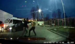 Bătaie într-o benzinărie din Cluj, după ce un şofer cu BMW a vrut să se bage în faţă