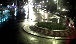 Şoferul beat a zburat cu maşina pe strada Lungă din Codlea, judeţul Braşov