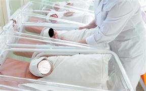 Doi fraţi gemeni, abandonaţi în spital de o mamă din Vaslui, imediat după naştere. Bebeluşii, îngrijiţi cu dragoste de cadrele medicale