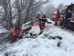 Accident mortal între Sibiu şi Agnita. Imagini teribile, după ce un Logan a derapat din cauza vitezei şi s-a izbit de un copac