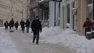 Trecători în Centrul Vechi din Bucureşti pe vreme de iarnă