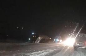 Un autocar cu 26 de pasageri s-a răsturnat pe DN1, la ieşire din Codlea (Video)