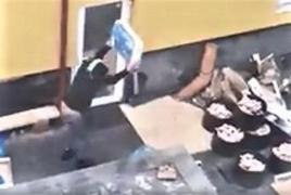 Angajatul unui restaurant din Bistriţa, filmat cum dă cu puii de toţi pereţii, în spatele clădirii, crezând că nu-l vede nimeni (Video)