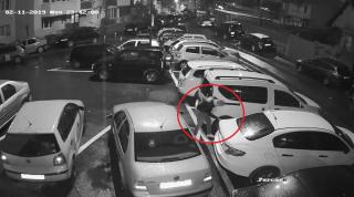 Filmat în timp ce taie cauciucurile maşinilor, în parcare. Dacă recunoaşteţi individul, sunaţi la 112 (Video)