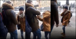 Un tânăr este bătut în centrul oraşului Roman, nimeni nu intervine. Băiatul este umilit şi pălmuit în mijlocul străzii (Video)