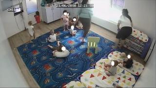 Copil de 2 ani spitalizat cu fractură de femur, agresat de îngrijitoare într-o grădiniţă din Timişoara. Imagini camere supraveghere (Video)