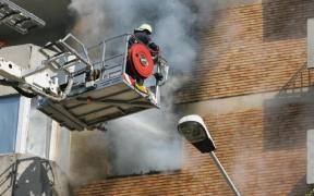 Tânăr din Suceava aruncă două oale cu mâncare pe fereastră, dă foc la casă şi pleacă în oraş