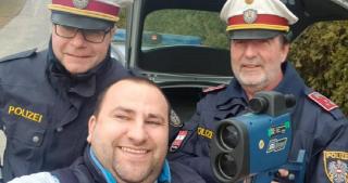 Românul împreună cu poliţiştii care l-au amendat