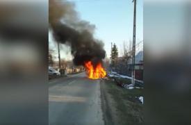 O maşină tunată a luat foc de la sistemul audio, în Argeş. Doi tineri s-au salvat în ultima clipă (Video)