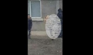 Doi minori din Brăila filmaţi cum bat fără milă un bătrân pe stradă. Nimeni nu intervine, deşi este lovit cu picioarele de zeci de ori (Video)