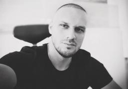 Un tânăr a murit pe scaunul frizerului, la Târgu Jiu. Poliţiştii au deschis dosar de moarte suspectă