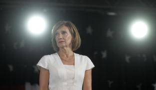 Carmen Iohannis, audiată în miez de noapte la Parchetul General. Prima Doamnă a venit cu batic pe cap (Video)