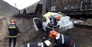 Taxi cu 2 clienţi, spulberat de tren la Orşova