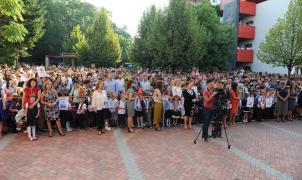 Elevi şi părinţi la festivitatea din prima zi a noului an şcolar