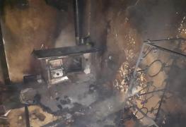 Locuinţă făcută scrum la Arad. Un bărbat a murit după ce casa i-a luat foc