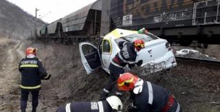 Ipoteză teribilă în cazul taxiului spulberat de tren la Orşova. Un bărbat a murit, soţia lui a sărit din maşină (Video)