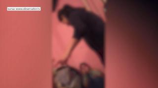 O mamă din Vaslui îşi snopeşte în bătaie copilul, în timp ce tatăl filmează grozăvia. Frăţiorul mai mic plânge să-l lase în pace (Video)