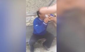 Beiuşean filmat în timp ce extrage dintele unui consătean cu patentul. Imagini virale în plin scandal al medicilor falşi