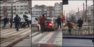 Bătaie generală într-o intersecţie din Galaţi. Trei tineri s-au dat jos dintr-o maşină şi au luat la pumni doi pietoni (Video)