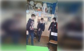 Elev din Satu Mare călcat în picioare de alţi băieţi, în clasă şi în curtea şcolii. Colegii încurajează şi filmează bătaia (Video)