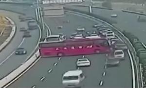 Autocarul întoarce pe o autostradă din China