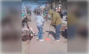 Spărgători de seminţe, puşi de poliţie să-şi măture mizeria. Operaţiunea "mătura şi făraşul" în Calafat  (Video)