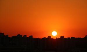 Apus de soare într-un oraş