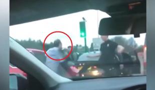 Bărbat nervos în trafic